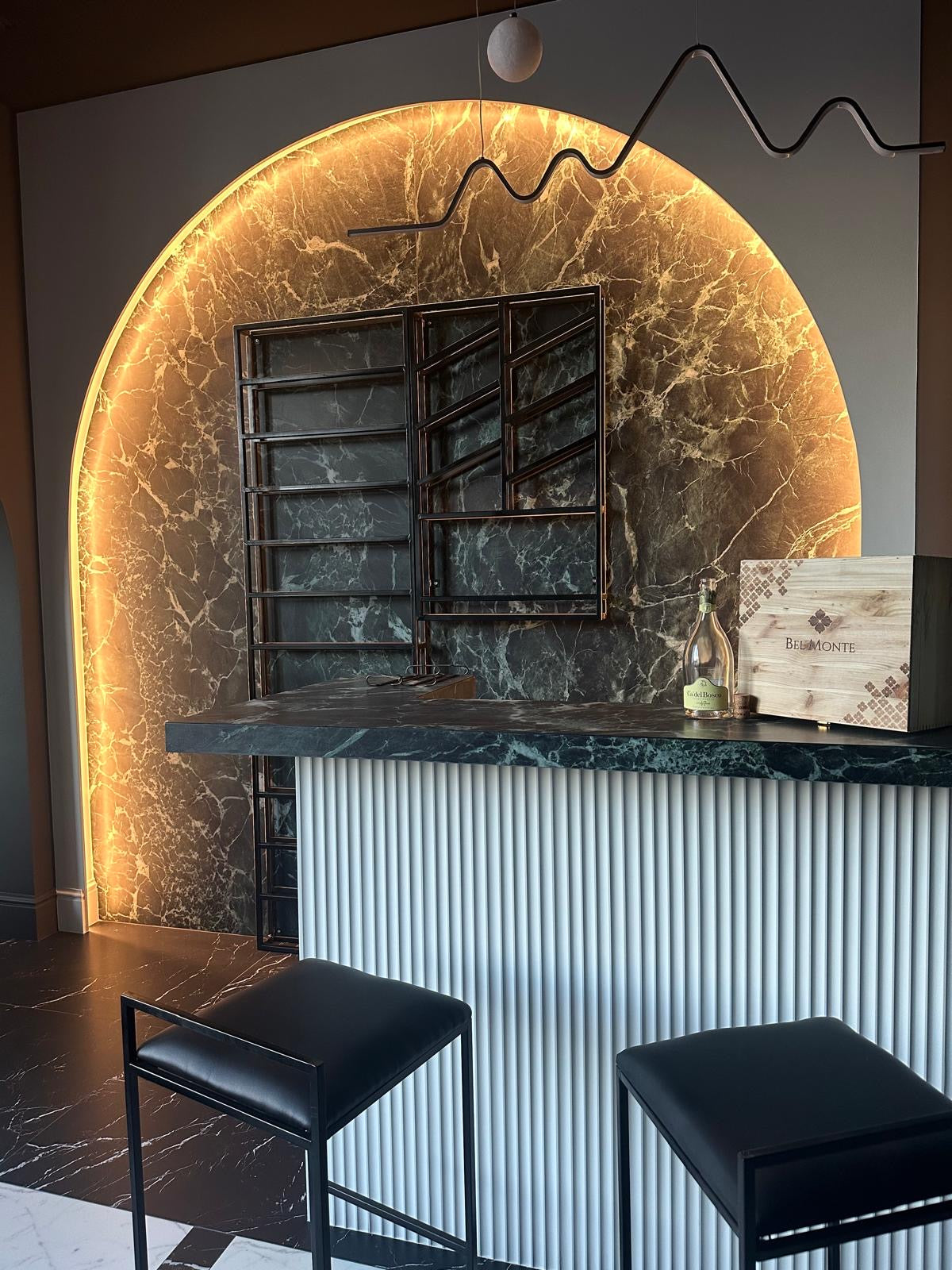 Dettaglio cantinetta Origine a muro - mensole lamiera metallo nero stile industrial