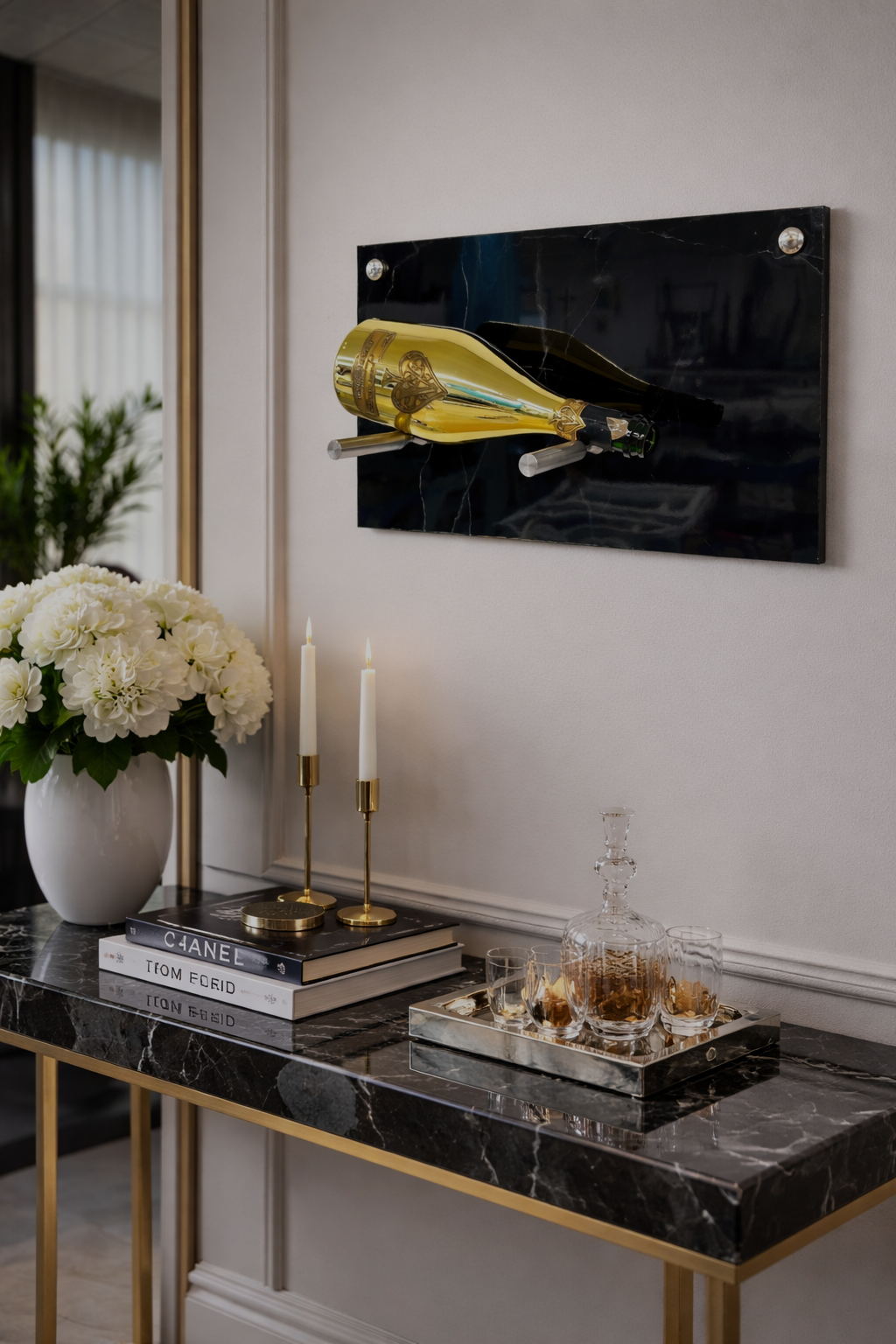 Dettaglio pannello effetto marmo nero e tondini in acciaio portabottiglie Marmor Luxuriae